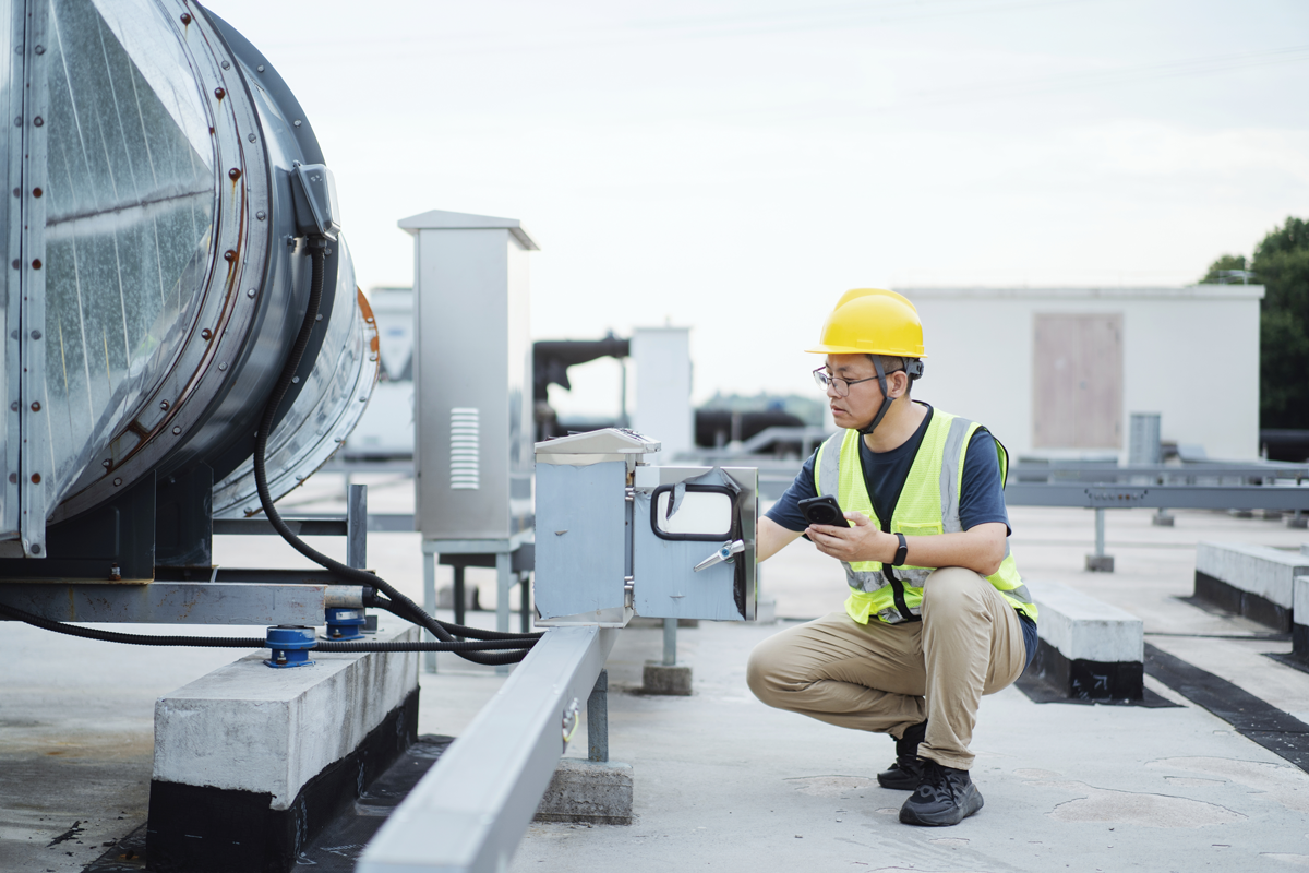 HVAC-employee-working-on-roof