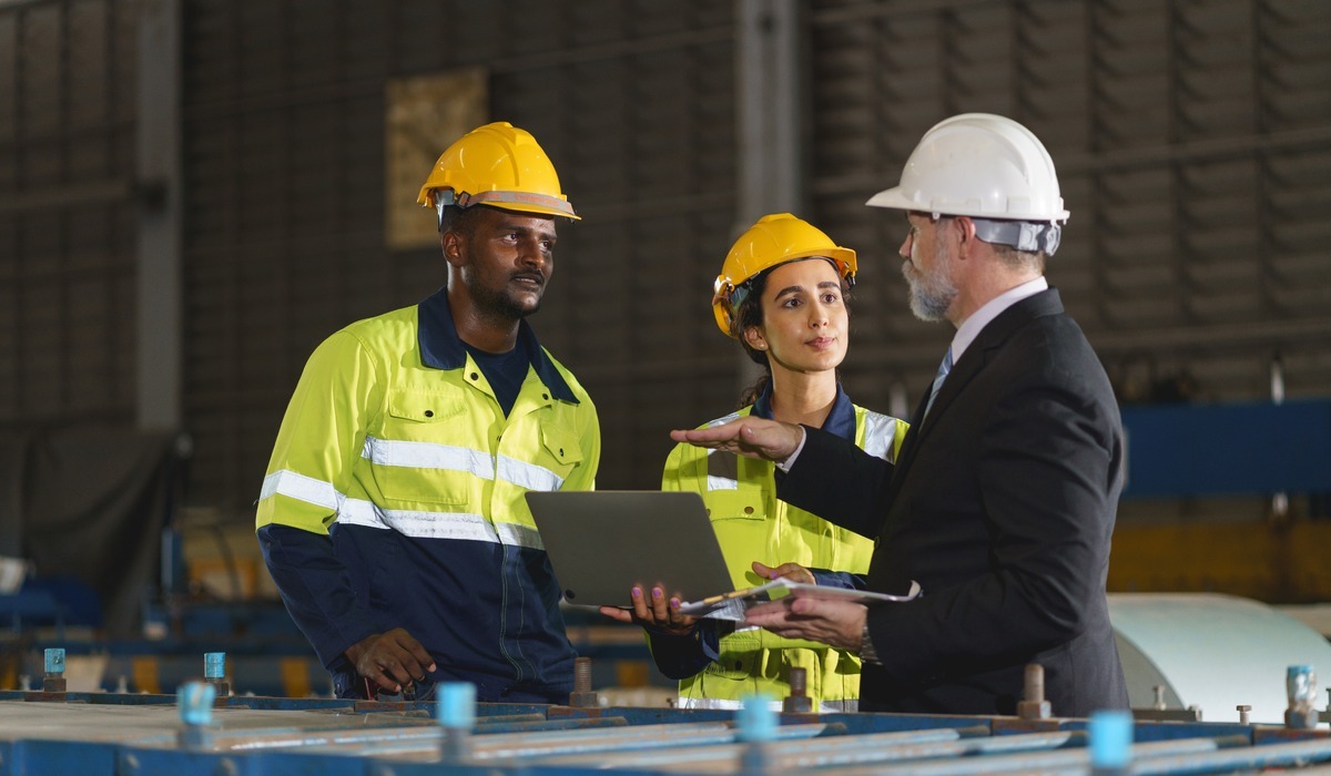 How do mesh-networked sensors compare to traditional monitoring systems in terms of reliability and accuracy for detecting machine issues?